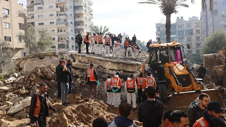 الدفاع المدني في غزة يبدأ عمليات منظمة لانتشال جثامين المفقودين من تحت الأنقاض