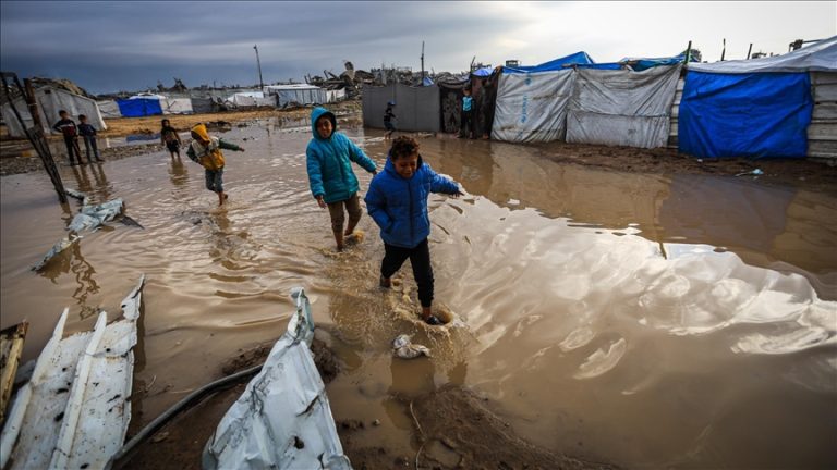 خيام النازحين في غزة تغرق لليوم الثاني بفعل منخفض جوي يزيد معاناة آلاف الفلسطينيين