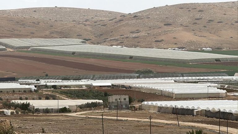 مخطط إسرائيلي لإقامة جدار فصل جديد في الأغوار الشمالية يعزل الفلسطينيين عن أراضيهم الزراعية