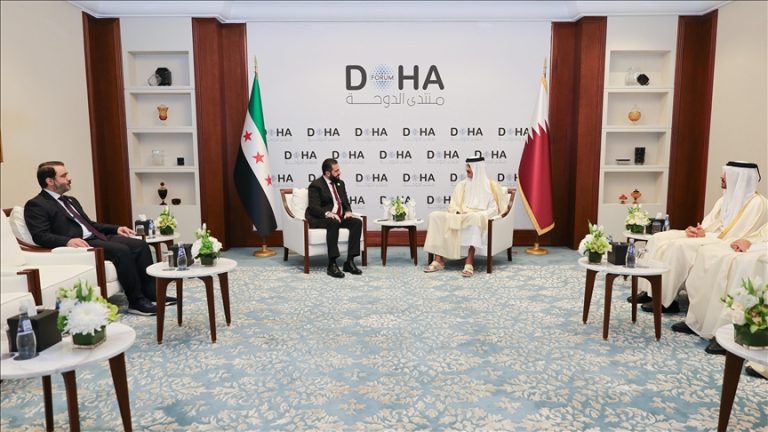 أمير قطر يستقبل الرئيس السوري أحمد الشرع على هامش منتدى الدوحة 2025