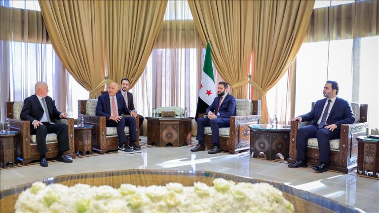 الرئيس السوري أحمد الشرع يبحث مع مبعوث واشنطن مستجدات المنطقة والعلاقات المشتركة