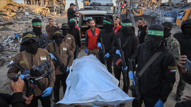 إسرائيل: الصليب الأحمر تسلّم رفاتًا يُرجح أنها لآخر أسير إسرائيلي بغزة