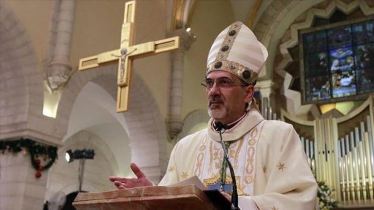 بطريرك اللاتين في القدس يترأس قداس عيد الميلاد في غزة وسط أجواء الحزن بعد عامين من الإبادة