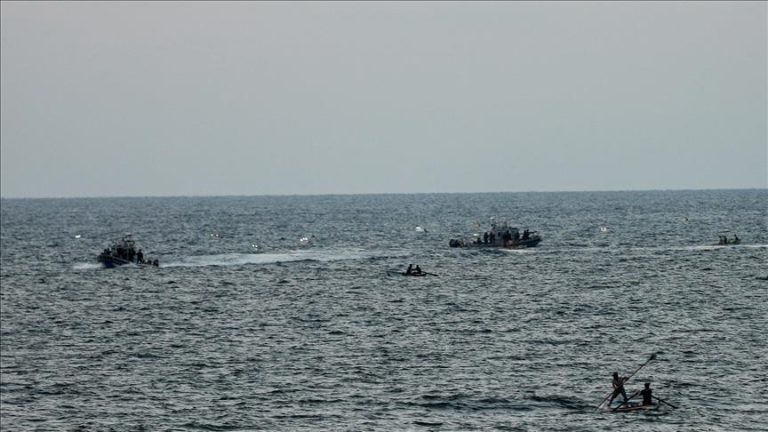 الجيش الإسرائيلي يعتقل صيادين فلسطينيين ويفجّر مركبهما قبالة خان يونس