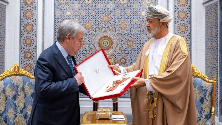سلطان عُمان يمنح الأمين العام للأمم المتحدة وسام عُمان المدني من الدرجة الأولى