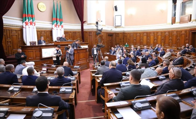 البرلمان الجزائري يصدق على أكبر موازنة في تاريخ البلاد بأكثر من 135 مليار دولار لعام 2026