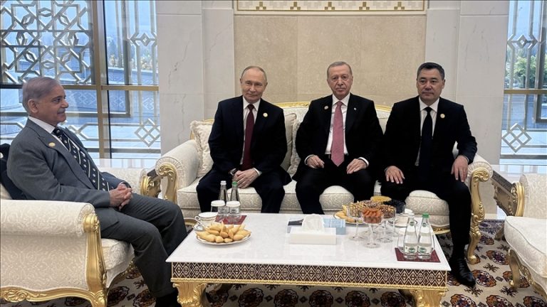 أردوغان يتبادل أطراف الحديث مع بوتين وبزشكيان وقادة دول في منتدى السلام بعشق آباد