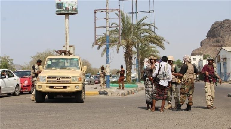 الحكومة اليمنية تسلّم 26 جثمانًا من مقاتلي جماعة الحوثي ضمن مبادرة إنسانية أحادية