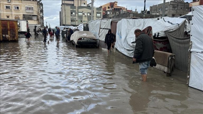 حكومة غزة تحذر من منخفض قطبي يهدد مئات آلاف النازحين خلال 72 ساعة