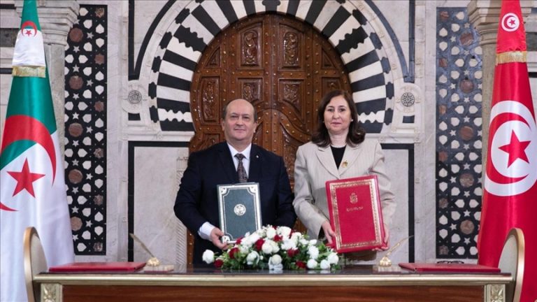 تونس والجزائر توقعان 25 اتفاقية تعاون في الدورة 23 للجنة الكبرى المشتركة