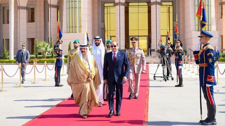ملك البحرين يبدأ زيارة خاصة إلى مصر.. لقاء مرتقب مع السيسي لبحث العلاقات والتطورات الإقليمية
