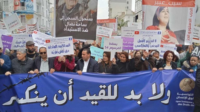للأسبوع الرابع.. احتجاجات واسعة في تونس تطالب بكسر «قيد الاعتقالات» وتوحيد صفوف المعارضة