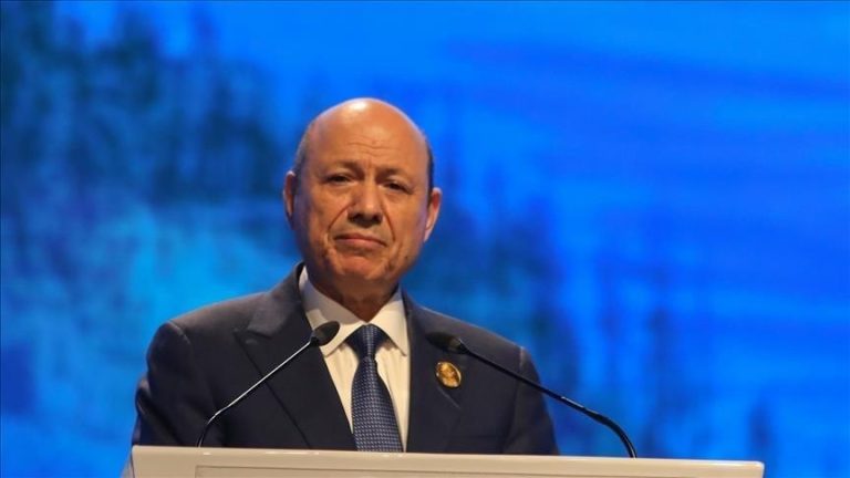 العليمي يطالب «الانتقالي» بالانسحاب الفوري من حضرموت والمهرة وتسليم المعسكرات لـ«درع الوطن»