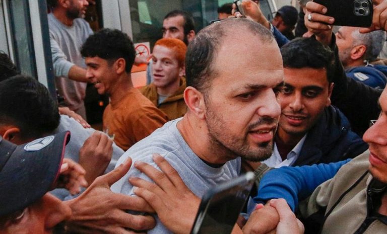 وصول 10 أسرى فلسطينيين مفرج عنهم إلى مستشفى في غزة