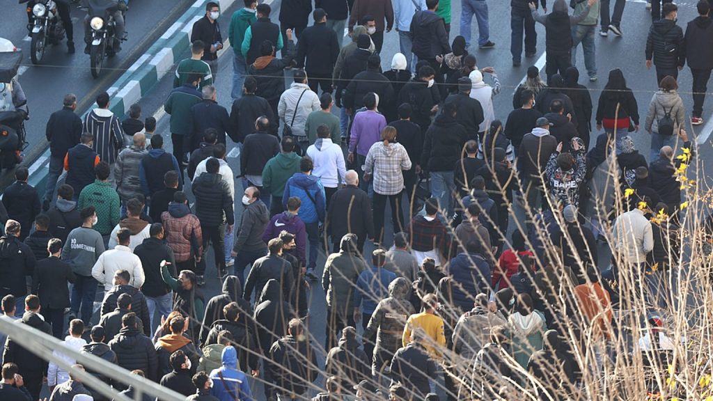إيران.. المظاهرات تتصاعد والأمن يفقد السيطرة والانتقادات تطال خامنئي