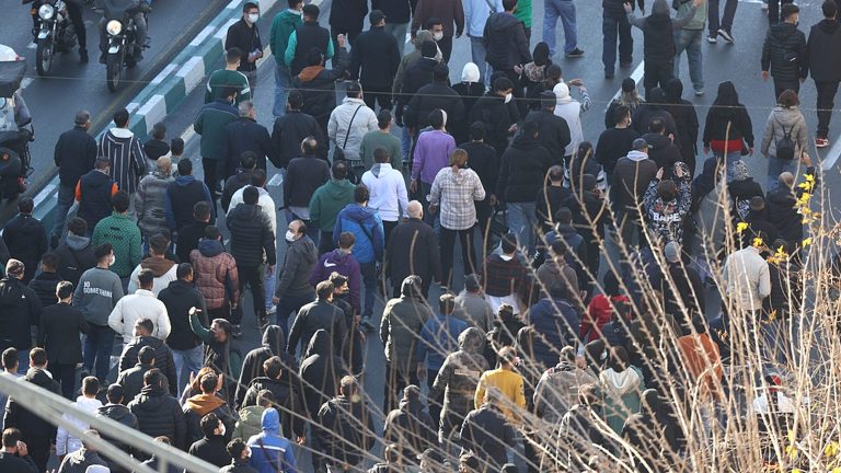 إيران.. المظاهرات تتصاعد والأمن يفقد السيطرة والانتقادات تطال خامنئي
