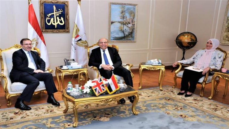 مصر وبريطانيا تبحثان تحديث اتفاقيات النقل الجوي لتعزيز التعاون وزيادة الرحلات