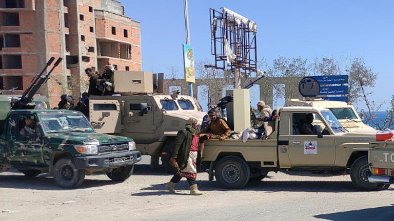 رويترز: وفد من “الانتقالي الجنوبي” برئاسة الزبيدي يتوجه إلى السعودية