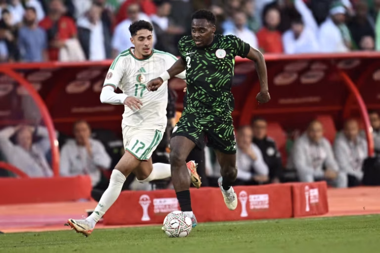 كاف يفرض 7 عقوبات على منتخب الجزائر بعد أحداث مباراة نيجيريا في بطولة كأس أمم إفريقيا