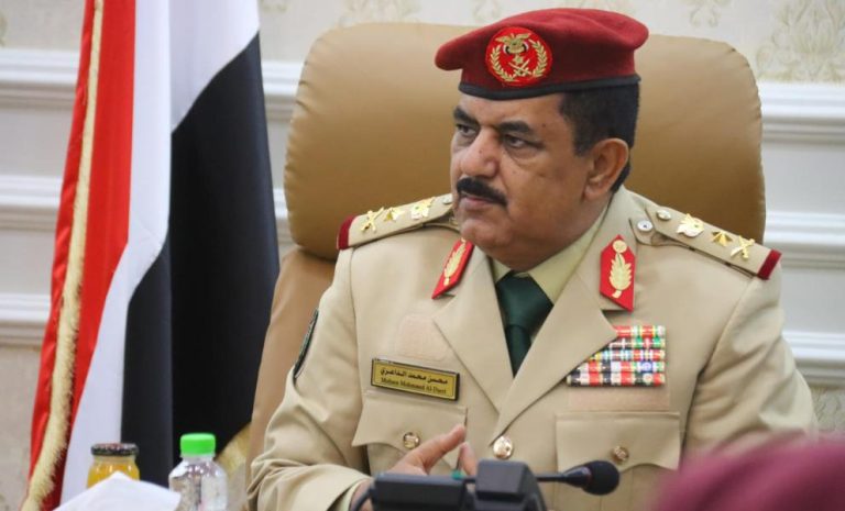 العليمي يعفي وزير الدفاع اليمني من منصبه