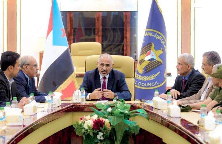 صحيفة سعودية تكشف تفاصيل هروب رئيس الانتقالي الجنوبي عيدروس الزبيدي