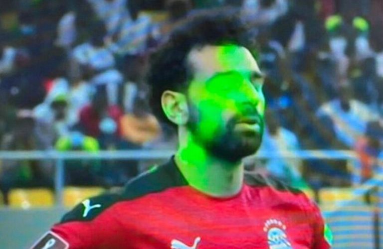 السنغال تدعو مشجعا شهيرا لتوجيه الليزر على وجه صلاح