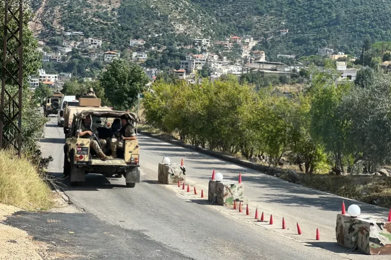 الأمن السوري يطلب من بيروت تسليم 200 ضابط من نظام الأسد فرّوا إلى لبنان