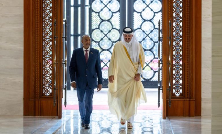 أمير قطر والبرهان يناقشان الأزمة في السودان