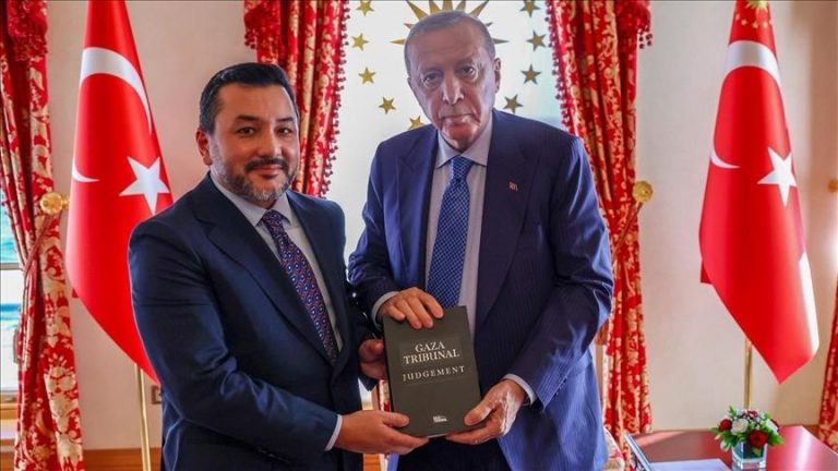 منتدى شباب التعاون الإسلامي يسلّم أردوغان القرار النهائي لمحكمة غزة الرمزية