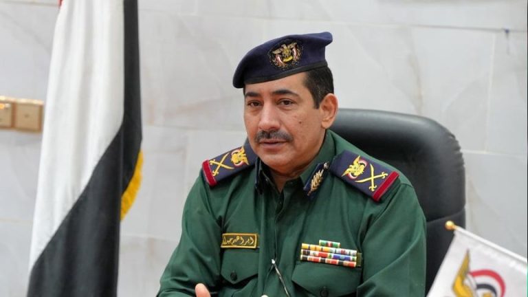 وزير الداخلية اليمني يحذّر قيادات عدن من تهريب أو بيع السلاح ويتوعد المخالفين بالملاحقة القانونية