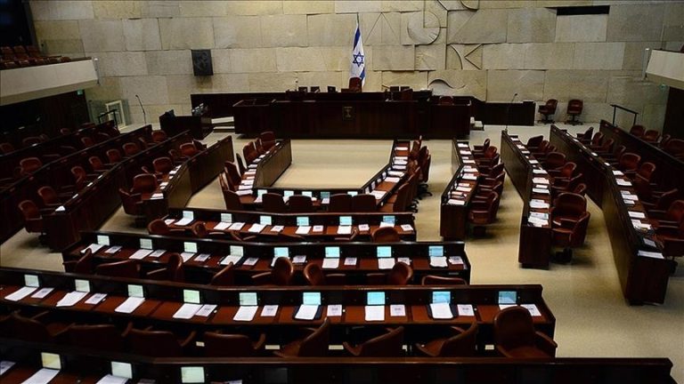 الكنيست يناقش مشروع قانون لإلغاء تهم الاحتيال وإساءة الأمانة عن نتنياهو وسط رفض معارض واسع