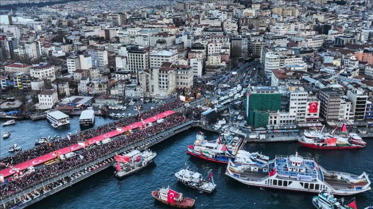 عشرات الآلاف يسيرون نحو جسر غالاطة في إسطنبول تضامنًا مع فلسطين بعد صلاة الفجر