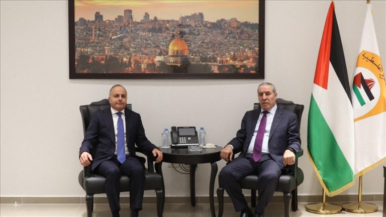 نائب الرئيس الفلسطيني يبحث مع السفير المصري تنسيق فتح معبر رفح ودور القاهرة في خطة ترامب بشأن غزة