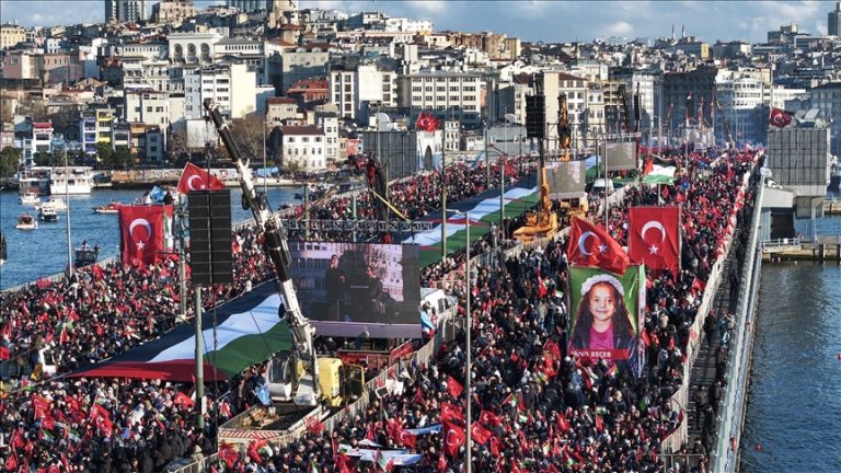 مسيرة حاشدة على جسر غالاطة في إسطنبول تطالب بوقف المجازر الإسرائيلية في فلسطين