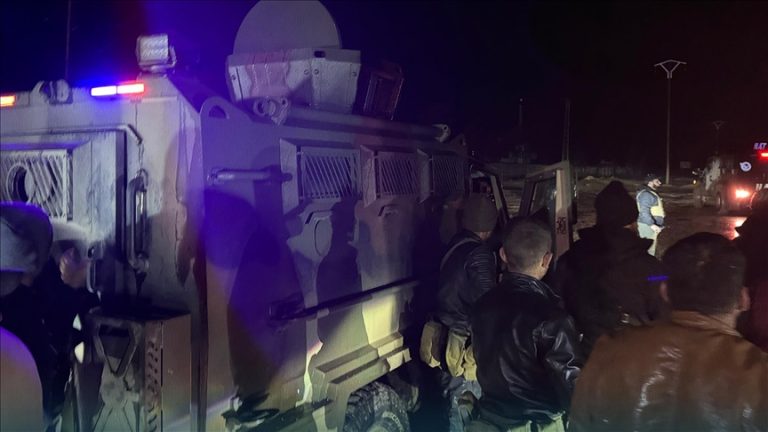 بدء نقل نحو 800 عنصر من «قسد» من سجن الأقطان بريف الرقة بعد اتفاق مع الحكومة السورية