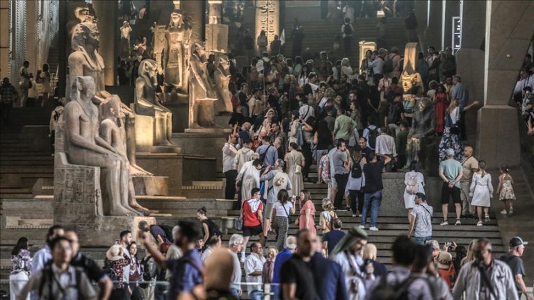مصر تستقبل 19 مليون سائح في 2025 بنمو 21% وتؤكد تعافي قطاع السياحة