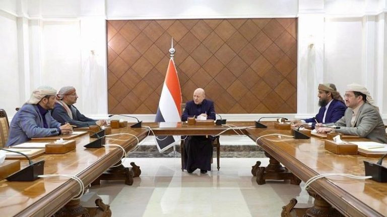 العليمي يُجري تغييرات واسعة في القيادات العسكرية بالتزامن مع تصعيد في الجنوب