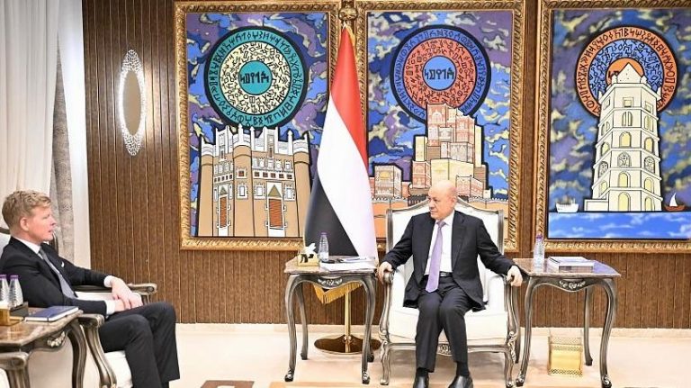 العليمي: استلام معسكرات الانتقالي الجنوبي تقدّم بسلاسة إلى عدن بدعم التحالف