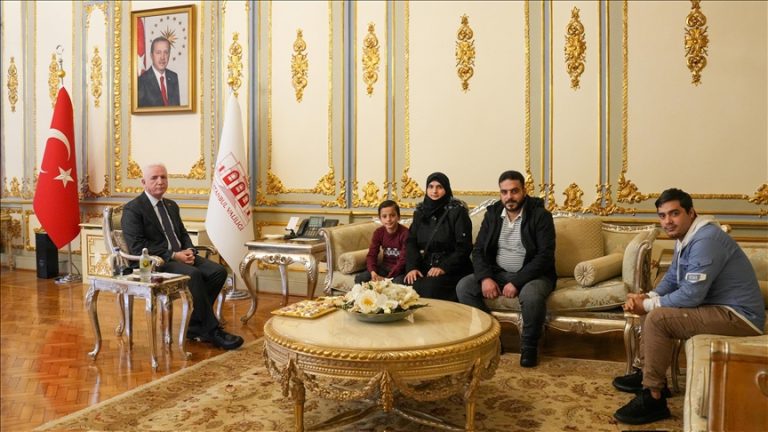 ولاية إسطنبول تكرّم طفلًا سوريًا بعد مبادرته لتأمين مرور سيارة إسعاف