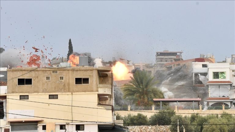 الجيش الإسرائيلي يفجّر منزلًا في بلدة يارون جنوبي لبنان بعد توغل بري
