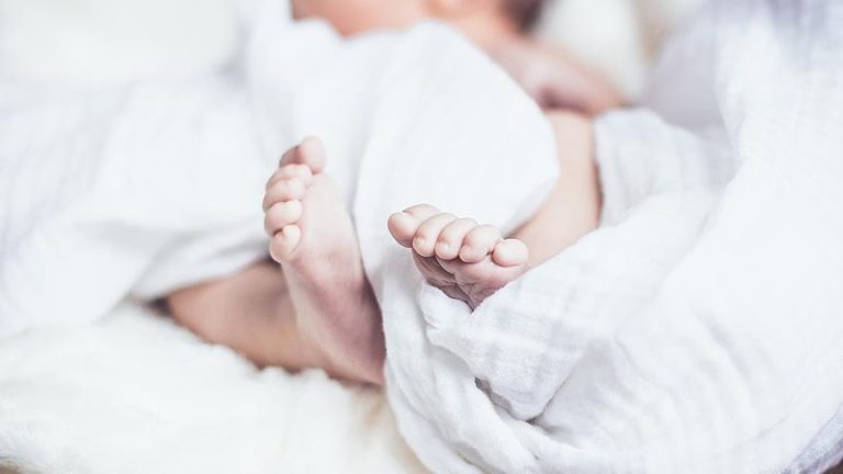 انخفاض معدلات المواليد في الدول العربية يثير جدلًا ديموغرافيًا بين التحذير والتطمين