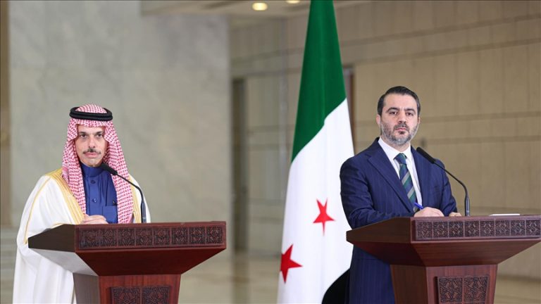 فيصل بن فرحان يؤكد دعم سيادة سوريا في اتصال مع أسعد الشيباني حول تطورات حلب