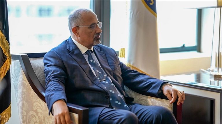 المجلس الانتقالي الجنوبي ينفي أنباء هروب الزبيدي ويؤكد مواصلة مهامه من عدن