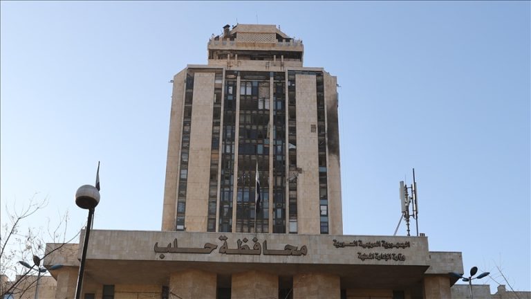 استهداف مبنى محافظة حلب بطائرة مسيرة أثناء مؤتمر صحفي لمسؤولين سوريين