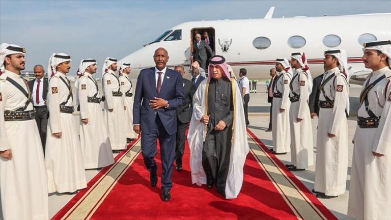البرهان يصل قطر وسط تصاعد المواجهات العسكرية في السودان