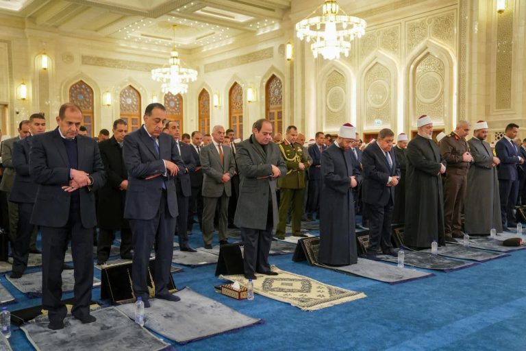 تامر شيرين شوقي ينتقد مشهد افتتاح مسجد بحضور الرئيس: نفاق المراسم يسيء للصلاة وللدولة