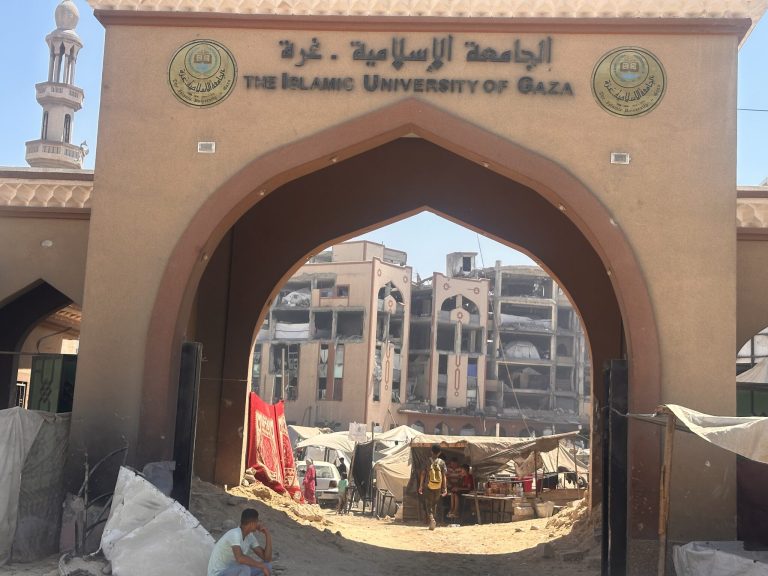 مأساة الجامعة الإسلامية في غزة من منارة علم إلى أطلال نازحين