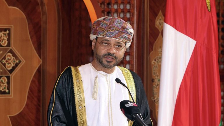 وزير خارجية عُمان يدعو واشنطن لوقف الحرب: هذه ليست حربكم