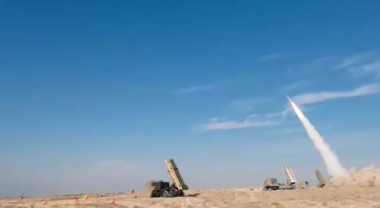 الحرس الثوري يجري مناورات على الساحل الجنوبي لإيران