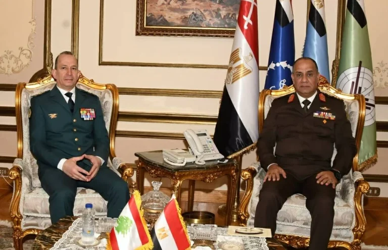 وزير الدفاع المصري يبحث مع قائد الجيش اللبناني تعزيز التعاون العسكري بين البلدين